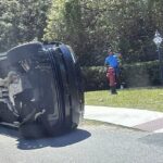 Tiger Woods (50) stojí pri svojom prevrátenom vozidle na ostrove Jupiter krátko pred zatknutím