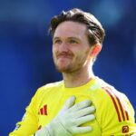 Freddie Woodman z Liverpoolu pozdravuje fanúšikov na plný úväzok po zápase Premier League medzi Evertonom a Liverpoolom na štadióne Hill Dickinson 19. apríla 2026 v Liverpoole v Anglicku.