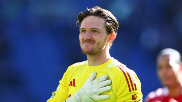 Freddie Woodman z Liverpoolu pozdravuje fanúšikov na plný úväzok po zápase Premier League medzi Evertonom a Liverpoolom na štadióne Hill Dickinson 19. apríla 2026 v Liverpoole v Anglicku. 