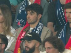 Nepriatelia F1 a čeľusť padajúca blondínka dvíhajúca obočie spolu sedeli na zápase PSG proti Liverpoolu MELBOURNE, AUSTRÁLIA – 1. apríla: Esteban Ocon z Francúzska a BWT Alpine F1 Team (L) a Pierre Gasly z Francúzska a BWT Alpine F1 Team (R) počas kvalifikácie pred Veľkou cenou Austrálie F1 na okruhu Melbourne Grand Prix Circuit 1. apríla 2023 v austrálskom Melbourne. (Foto: Qian Jun/MB Media/Getty Images)