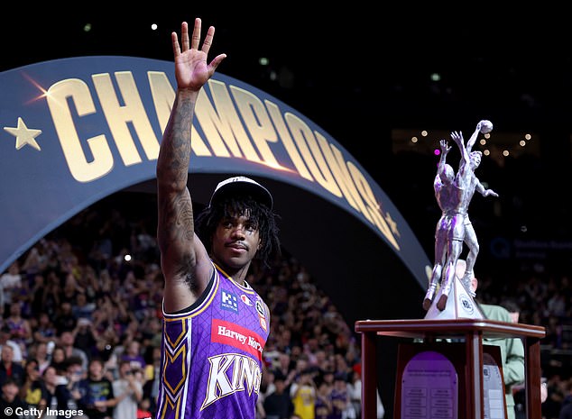 Nepríjemný moment trofej NBL Championship sa zlomí, keď ju počas Kendric Davis zo Sydney Kings ocenil publikum po tom, čo bol ocenený MVP série