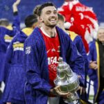 Troy Parrott oslavuje víťazstvo v Pohári KNVB po nedeľňajšom finále medzi AZ a NEC na štadióne De Kuip v Rotterdame.