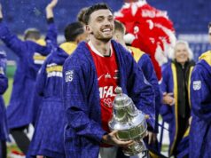 Neuveriteľná sezóna Troya Parrotta ukazuje, prečo by mal Tottenham využiť prestupovú klauzulu Troy Parrott oslavuje víťazstvo v Pohári KNVB po nedeľňajšom finále medzi AZ a NEC na štadióne De Kuip v Rotterdame.