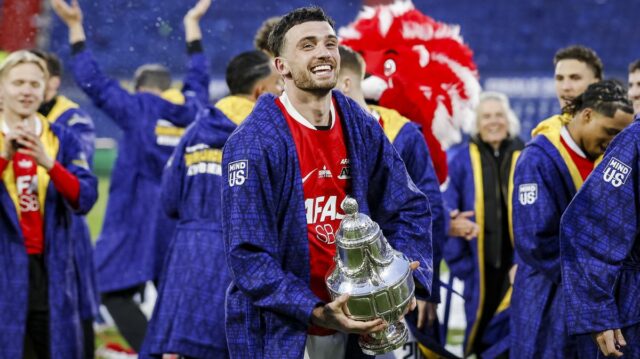 Troy Parrott oslavuje víťazstvo v Pohári KNVB po nedeľňajšom finále medzi AZ a NEC na štadióne De Kuip v Rotterdame.