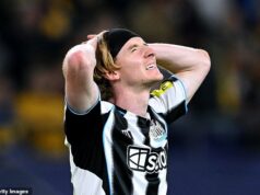 Newcastle Confidential: Bol odhalený stav zranenia Anthonyho Gordona v súboji s Arsenalom, hviezda Premier League na užšom výbere brankárov s odchodom stopéra Toona a kam Eddie Howe berie svojich hráčov na prípravnú sezónu Anthony Gordon zmešká cestu Newcastlu do Arsenalu, ktorý bude bojovať o titul v sobotňajšom čajovom zápase, pre zranenie bedra, ktoré utrpel pred dvoma týždňami v Crystal Palace.