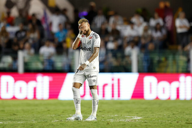 📹 Neymar odíde z ihriska s prstami v ušiach, buchne 'admin'; prečo
