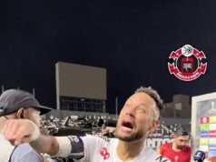 Neymar v zúrivej pozápasovej výmene názorov nazval fanúšika Santosu „TUČNÝM“ po žalostnej remíze, keď zmizli nádeje Brazílčanov na majstrovstvá sveta Neymar Jnr bol zapojený do zúrivého stretu s domácimi fanúšikmi, keď Santos v utorok večer remizoval v zápase Copa Sudamericana.