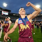 Hviezda Brisbane Lions Charlie Cameron bude môcť spievať Take Me Home Country Roads, ak sa jeho tím tento rok opäť dostane do veľkého finále – no mnohí fanúšikovia hovoria, že melódie na hrách prekročili hranicu