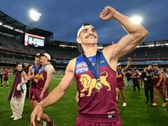 Ničí hudba nohy? Fanúšikovia a odborníci sú rozdelení, keďže zápasy AFL začínajú pripomínať koncerty Hviezda Brisbane Lions Charlie Cameron bude môcť spievať Take Me Home Country Roads, ak sa jeho tím tento rok opäť dostane do veľkého finále – no mnohí fanúšikovia hovoria, že melódie na hrách prekročili hranicu