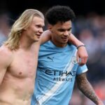 Nico O'Reilly s tímovým kolegom z Manchestru City Erlingom Haalandom po výhre nad Arsenalom