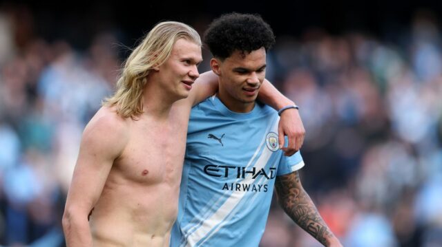 Nico O'Reilly s tímovým kolegom z Manchestru City Erlingom Haalandom po výhre nad Arsenalom