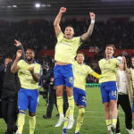 Hráči Southamptonu oslavujú so zdvihnutými rukami a vyskakujúcimi do vzduchu