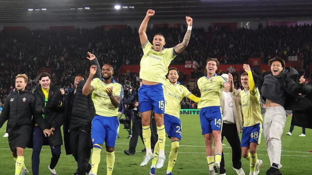 Hráči Southamptonu oslavujú so zdvihnutými rukami a vyskakujúcimi do vzduchu