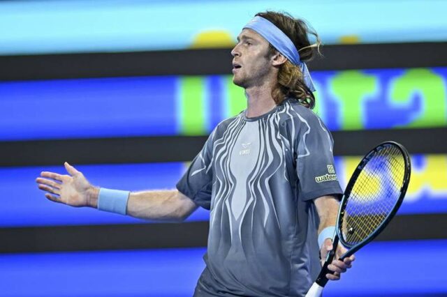 20. februára 2026, Dauha, Katar: Arthur Fils z Francúzska je videný v akcii proti Jakubovi Menšíkovi z Českej republiky počas semifinálového zápasu mužskej dvojhry na tenisovom turnaji ATP, Tennis Herren Qatar Exxonmobil Open 2026 v Khalifa International Tennis Complex. Arthur Fils vyhral nad Jakubom Menšíkom 6-4,7-6. Konečné skóre Arthur Fils vyhral Jakub Menšík 6-4, 7-6. Dauha, Katar – ZUMAs197 20260220_aaa_s197_355 Copyright: xNoushadxVariyattiyakkalx