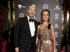 Niektorí z najmocnejších ľudí v AFL sa „nechajú zatiahnuť do škandálov s d**k pic“ ako právna bitka medzi bývalým šéfom Carltonu Lukom Sayersom a jeho manželkou. Powerbrokeri AFL sú zaťahovaní do právnej bitky medzi bývalým prezidentom Carltonu Lukom Sayersom a jeho manželkou Cate (na snímke spolu), bolo hlásené.