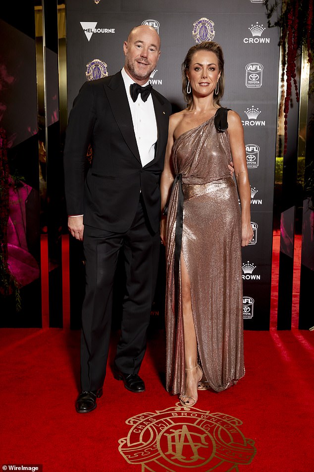 Niektorí z najmocnejších ľudí v AFL sa „nechajú zatiahnuť do Powerbrokeri AFL sú zaťahovaní do právnej bitky medzi bývalým prezidentom Carltonu Lukom Sayersom a jeho manželkou Cate (na snímke spolu), bolo hlásené.