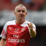 Španielsky manažér Manchestru City Pep Guardiola (vľavo) a španielsky manažér Arsenalu Mikel Arteta (vpravo) sa pozerajú z tuochline na finálový zápas anglického Ligového pohára medzi Arsenalom a Manchestrom City.