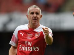 Nigel Winterburn predpovedal prvú päťku Premier League, keďže Arsenal dospel k rozhodnutiu o titule Španielsky manažér Manchestru City Pep Guardiola (vľavo) a španielsky manažér Arsenalu Mikel Arteta (vpravo) sa pozerajú z tuochline na finálový zápas anglického Ligového pohára medzi Arsenalom a Manchestrom City.