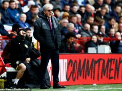 Noblesný Roy Hodgson vedie Bristol City k víťazstvu v prvom zápase po 44 rokoch – a hovorí, že je to „len päť týždňov, kým sa papuče vrátia“ Hodgson, dokonale oblečený v saku a kravate, zaznamenal svoje prvé víťazstvo ako šéf Bristol City po 44 rokoch