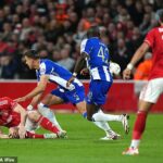 Útočník Chris Wood bol jednou z troch hviezd Forest, ktoré sa zranili pri výhre nad Portom