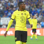 Nottingham Forest oficiálne potvrdil, že hviezdny útočník vynechá zápas Manchestru United v predposlednom zápase sezóny