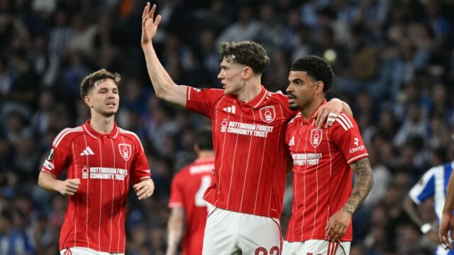 Nottingham Forest si udržal šancu na semifinále Aston Villa po bizarnom vlastnom góle
