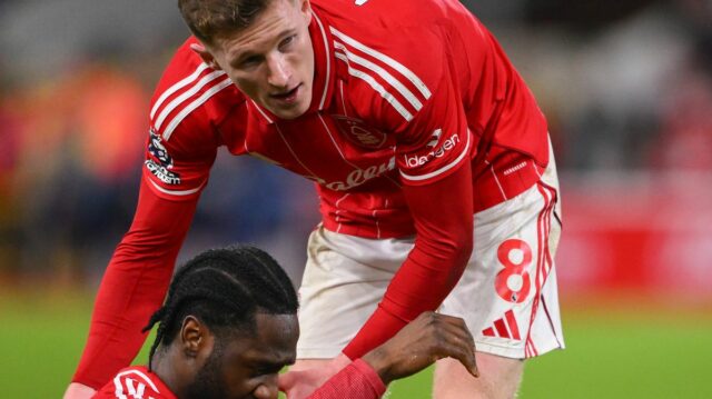 Elliot Anderson si v sobotu oddýchol na otvorenom tréningu Nottingham Forest, zatiaľ čo Ola Aina sleduje samostatný program.