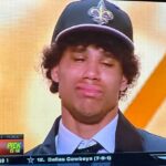 Jordyn Tyson sa snažila - a nepodarilo sa jej - zadržať slzy po tom, čo ju vybrali do draftu NFL