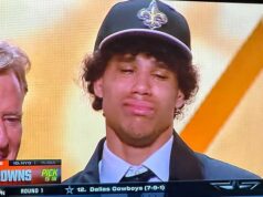 Nová hviezda NFL Jordyn Tyson sa rozplakal a zrútil sa na zem po tom, čo si ho vybrali Saints Jordyn Tyson sa snažila - a nepodarilo sa jej - zadržať slzy po tom, čo ju vybrali do draftu NFL