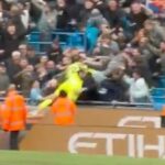 Gianluigi Donnarumma sa vrhol do davu, aby oslavoval na plný úväzok