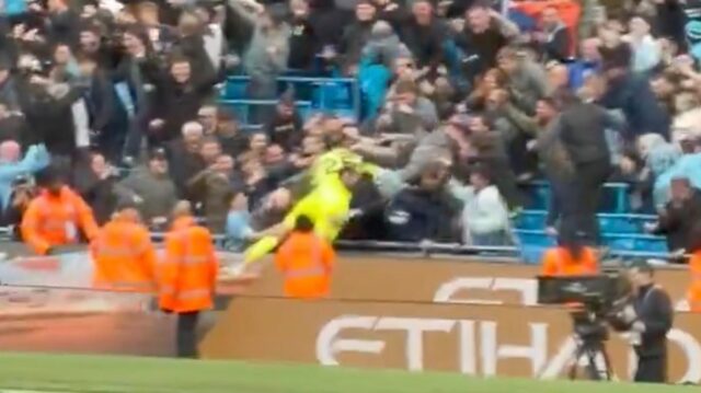 Gianluigi Donnarumma sa vrhol do davu, aby oslavoval na plný úväzok