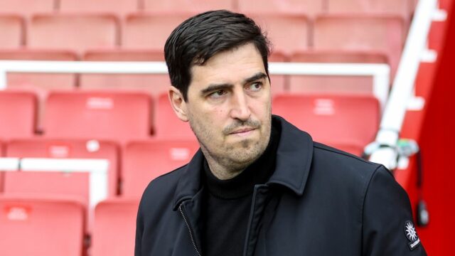 Novinky z Man Utd: Potenciálne prvé posily Andoniho Iraolu a Hlavný tréner Andoni Iraola z Bournemouthu pred zápasom Premier League medzi Arsenalom a Bournemouthom na Emirates Stadium 11. apríla 2026 v Londýne v Anglicku.