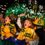 Každé štyri roky je Austrália národom zachváteným horúčkou majstrovstiev sveta – no medzitým sa futbal snaží zostať relevantný na miestnych brehoch (na obrázku fanúšikovia Matildas na námestí Federation Square v Melbourne počas majstrovstiev sveta žien v roku 2023)