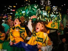 O Socceroos sa bude hovoriť v národe, keď sa začnú majstrovstvá sveta. Ale akonáhle to skončí, Aussies sa o šport prestanú starať. Tu je dôvod… Každé štyri roky je Austrália národom zachváteným horúčkou majstrovstiev sveta – no medzitým sa futbal snaží zostať relevantný na miestnych brehoch (na obrázku fanúšikovia Matildas na námestí Federation Square v Melbourne počas majstrovstiev sveta žien v roku 2023)