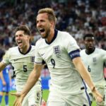 Angličan Harry Kane oslavuje druhý gól svojho tímu počas zápasu osemfinále UEFA EURO 2024 medzi Anglickom a Slovenskom v Arena AufSchalke 30. júna 2024 v nemeckom Gelsenkirchene.