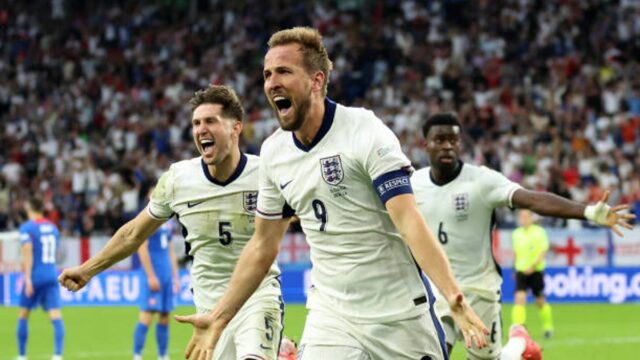 Angličan Harry Kane oslavuje druhý gól svojho tímu počas zápasu osemfinále UEFA EURO 2024 medzi Anglickom a Slovenskom v Arena AufSchalke 30. júna 2024 v nemeckom Gelsenkirchene.