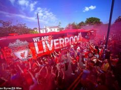 OLIVER HOLT: Znepokojení priaznivci Arsenalu ubližujú svojmu tímu práve vtedy, keď to najviac potrebujú – toto by sa mali naučiť od fanúšikov Liverpoolu, aby dosiahli rozdiel v boji o titul V ére Jurgena Kloppa, keď sa Liverpool vzmáhal a bojoval o titul, bola atmosféra na Anfielde počas zápasov ku koncu sezóny horúčkovitá.