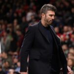 Michael Carrick sa pozerá