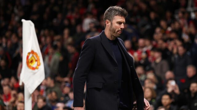 Michael Carrick sa pozerá