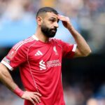 MANCHESTER, ANGLICKO - 4. apríla: Mohamed Salah z Liverpoolu reaguje počas štvrťfinále Emirates FA Cup medzi Manchester City a Liverpool na Etihad Stadium 4. apríla 2026 v Manchestri v Anglicku. (Foto: Michael Regan/Getty Images)