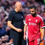 Manažér / hlavný tréner Liverpoolu Arne Slot sa rozprával s Mohamedom Salahom z Liverpoolu, keď odchádzal zranený