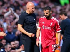 Obavy zo zranenia Mo Salaha zatieňujú víťazstvo Liverpoolu proti Crystal Palace – 5 bodov Manažér / hlavný tréner Liverpoolu Arne Slot sa rozprával s Mohamedom Salahom z Liverpoolu, keď odchádzal zranený