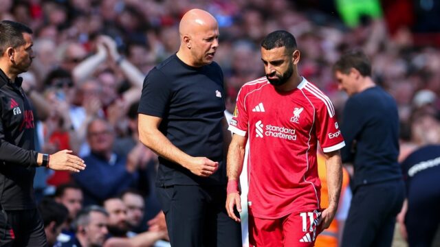Manažér / hlavný tréner Liverpoolu Arne Slot sa rozprával s Mohamedom Salahom z Liverpoolu, keď odchádzal zranený  
