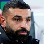Mohamed Salah sedel na lavičke.