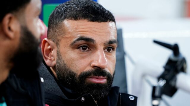 Mohamed Salah sedel na lavičke.