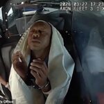 Tiger Woods je zobrazený na zadnom sedadle policajného auta po jeho zatknutí pod vplyvom alkoholu pred týždňom