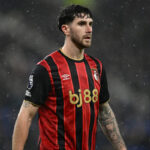 Obranca spojený s Barcelonou chce pokračovať v Premier League; v kontakte s Chelsea, Man United