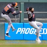 Obranca tímu Tigers Parker Meadows sa po kolízii so spoluhráčom vykartoval