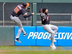 Obranca tímu Tigers Parker Meadows sa po kolízii so spoluhráčom vykartoval Obranca tímu Tigers Parker Meadows sa po kolízii so spoluhráčom vykartoval