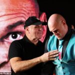 Návrat Tysona Furyho do boxerského ringu rozdelil jeho rodinu a jeho otec John (vľavo) povedal, že to úplne zničilo ich vzťah